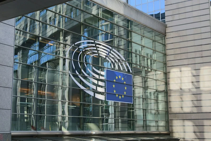 UniCredit Warns: Can Europe Contain a Crypto-Bank Crisis? Systemic Risk Analysis